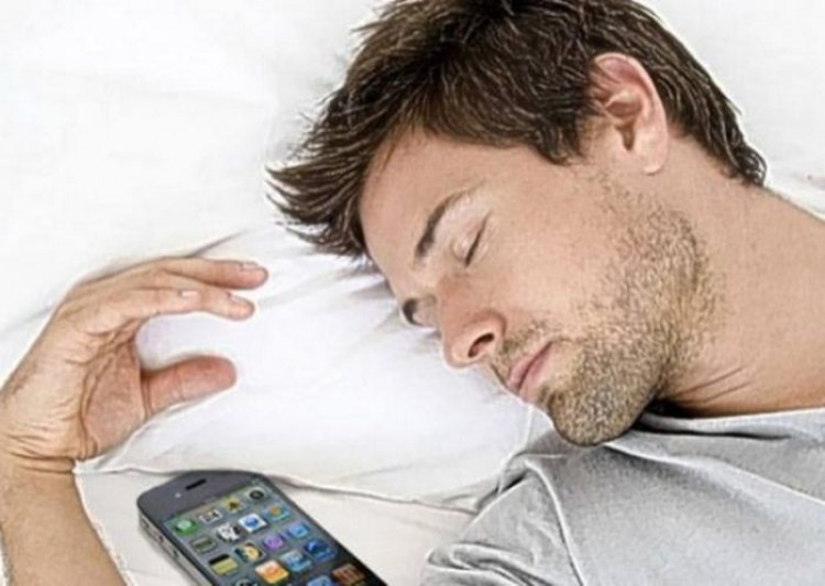 Οι Έλληνες κοιμούνται… αγκαλιά με το κινητό