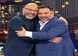 Γρηγόρης και Σάκης Αρναούτογλου αποχαιρέτισαν την αγαπημένη τους μητέρα