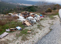 Ασυνείδητος πέταξε ογκώδη αντικείμενα & σκουπίδια στο δρόμο Πολυγύρου-Ολύνθου