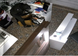 Θρασύτατοι διαρρήκτες «άδειασαν» κατάστημα οπτικών στην Άφυτο Χαλκιδικής (φωτο-βίντεο)