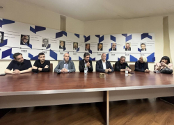 H επίσκεψη του Κώστα Γκιουλέκα στα γραφεία της ΔΕΕΠ Χαλκιδικής ΝΔ