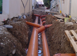 Υποχρεωτική η σύνδεση κατοικιών στο αποχετευτικό δίκτυο στις Μουριές, στην παραλία Διονυσίου