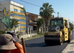 Συνεχίζονται οι ασφαλτοστρώσεις στον Δήμο Σιθωνίας