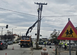 Χωρίς ρεύμα τα Ν. Μουδανιά μετά από τροχαίο που προκάλεσε ζημιές σε κολόνα της ΔΕΗ (φωτο)