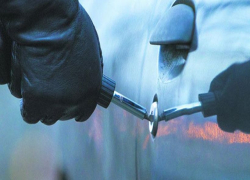 Χαλκιδική: Δύο συλλήψεις για σειρά διαρρήξεων σε αυτοκίνητα λουομένων