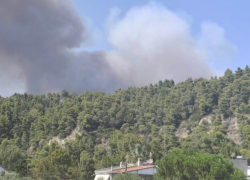 Ανεξέλεγκτη η φωτιά στη Σίβηρη: Σπίτια στις φλόγες, απεγκλωβισμοί από τη θάλασσα