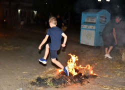 Με φωτιές, παράδοση και γλέντι αναβιώνει ο Κλήδονας στη Ν. Ποτίδαια Χαλκιδικής