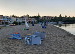 "Ξήλωσε" 100 ομπρέλες και ξαπλώστρες από την παραλία της Γερακινής ο Δήμος Πολυγύρου