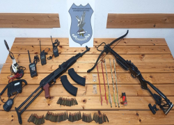 Καλάσνικοφ, βαλλίστρα και σπρέι πιπεριού βρήκαν Αστυνομικοί του Πολυγύρου στο σπίτι 77χρονου