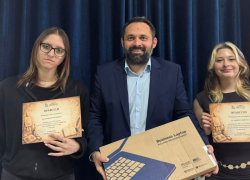 Βραβεύτηκαν δύο μαθήτριες από τον Δήμο Σιθωνίας για τις πρωτιές τους σε ζωγραφική και ποίηση