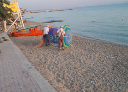 Συνεχίζεται το «ξήλωμα» αυθαίρετων ομπρελών στις παραλίες της Κασσάνδρας