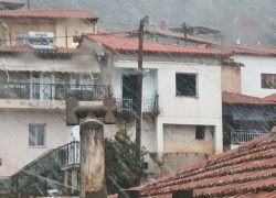 Η εικόνα της κακοκαιρίας στη Χαλκιδική: Διακοπή της κυκλοφορίας λόγω βροχόπτωσης - Πού άρχισε να χιονίζει