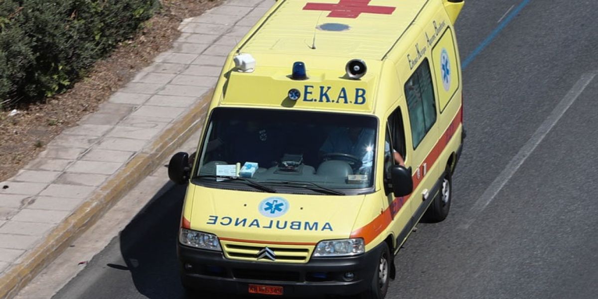 Δόκιμος μοναχός πήδηξε από ασθενοφόρο στη Χαλκιδική - Μεταφέρθηκε διασωληνωμένος στο Ιπποκράτειο