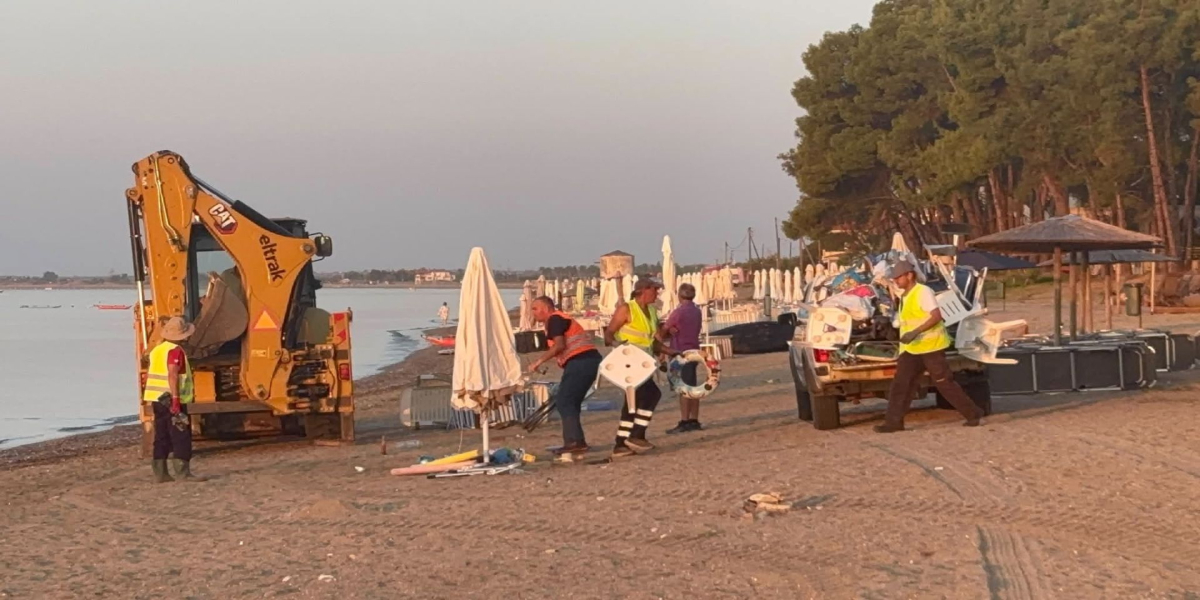 Πάνω από 170 ομπρέλες απομακρύνθηκαν από τις Καλύβες