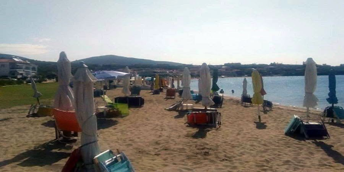 Ξηλώνει μόνιμες ομπρέλες και ξαπλώστρες ο Δήμος Κασσάνδρας