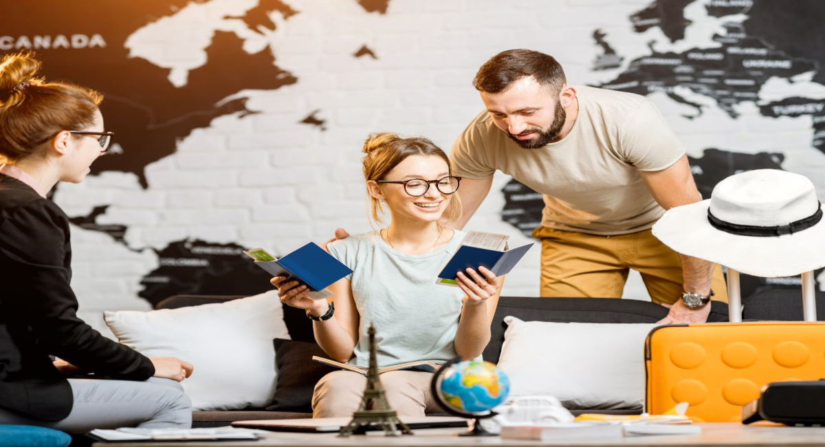 Φορολογία, λειτουργικό κόστος και on line πλατφόρμες πιέζουν τα ελληνικά ταξιδιωτικά γραφεία