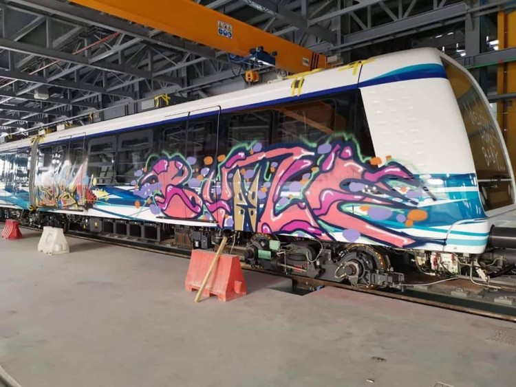 Ζωγράφισαν με γκράφιτι τα νέα βαγόνια του Μετρό Θεσσαλονίκης (ΦΩΤΟ)