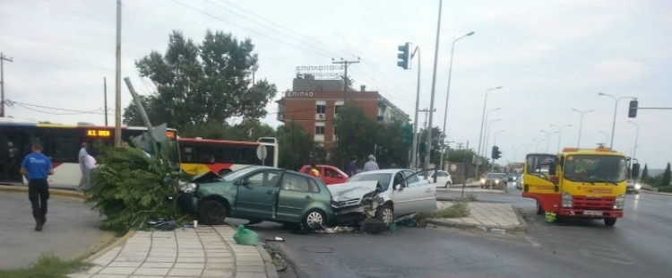 Τροχαίο με τρεις τραυματίες στη Θεσσαλονίκη