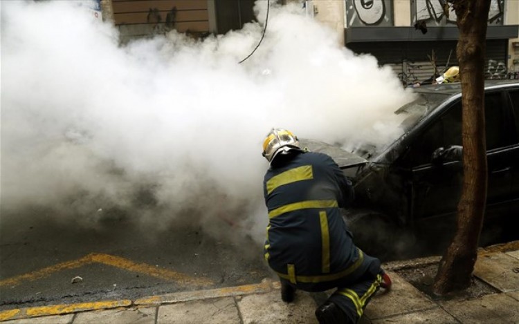 Φωτιά σε διερχόμενο αυτοκίνητο στην Περιφερειακή Θεσσαλονίκης