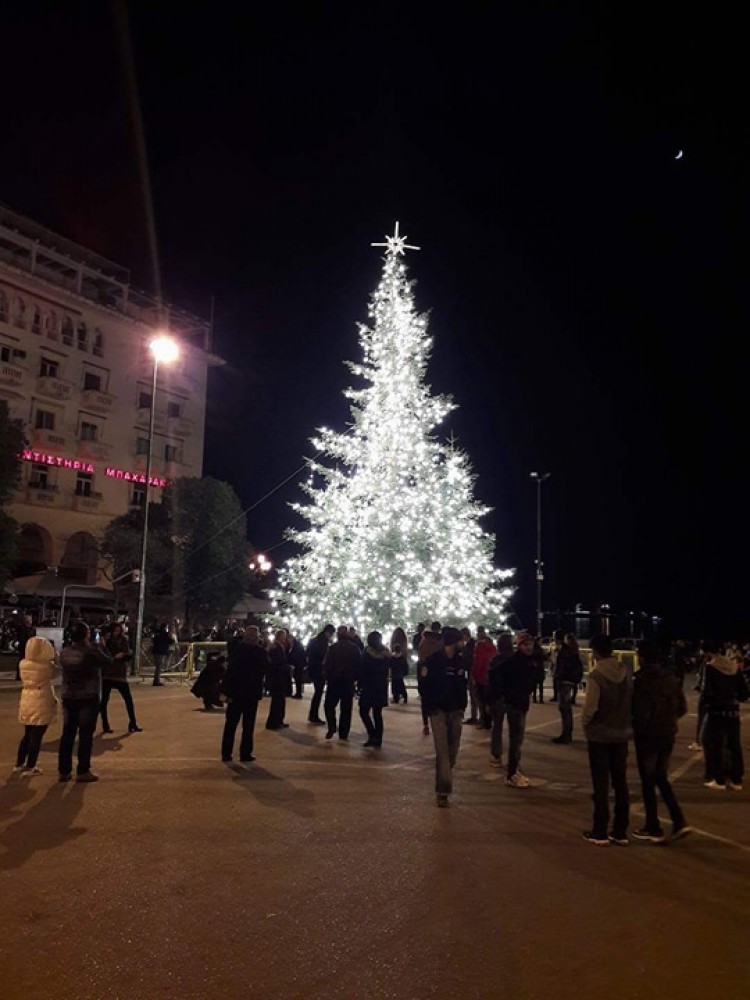 Δοκιμαστική φωταγώγηση του χριστουγεννιάτικου δέντρου στην πλατεία Αριστοτέλους