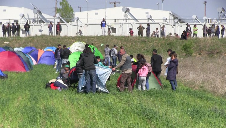 Φεύγουν οι πρόσφυγες από τα Διαβατά Θεσσαλονίκης