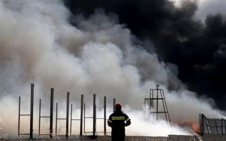 Έκρηξη και πυρκαγιά σε εργοστάσιο λιπαντικών στο Λάκκωμα