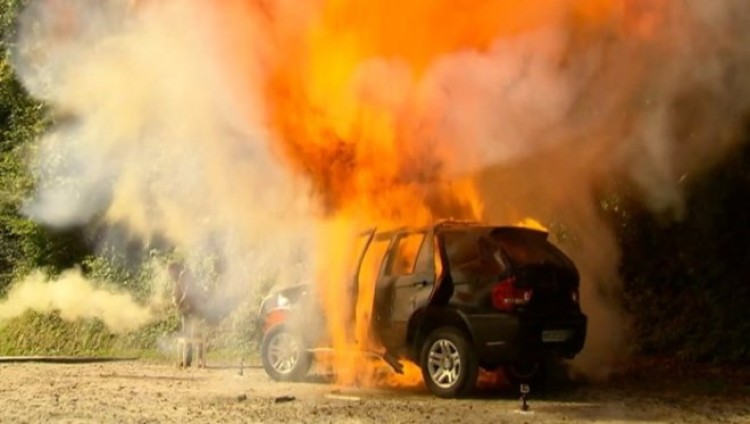 Φωτιά σε όχημα που κινούνταν στη Μουδανιών