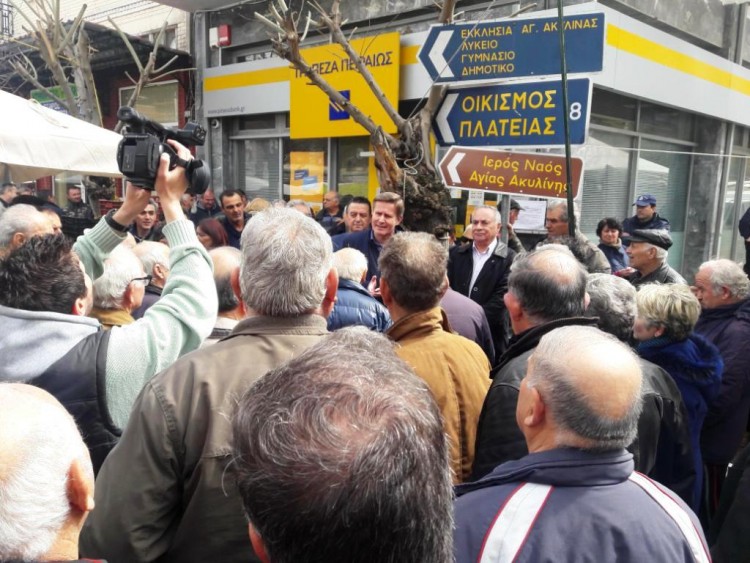 Διαμαρτυρία στο Ζαγκλιβέρι για την  Τράπεζας Πειραιώς (ΦΩΤΟ)