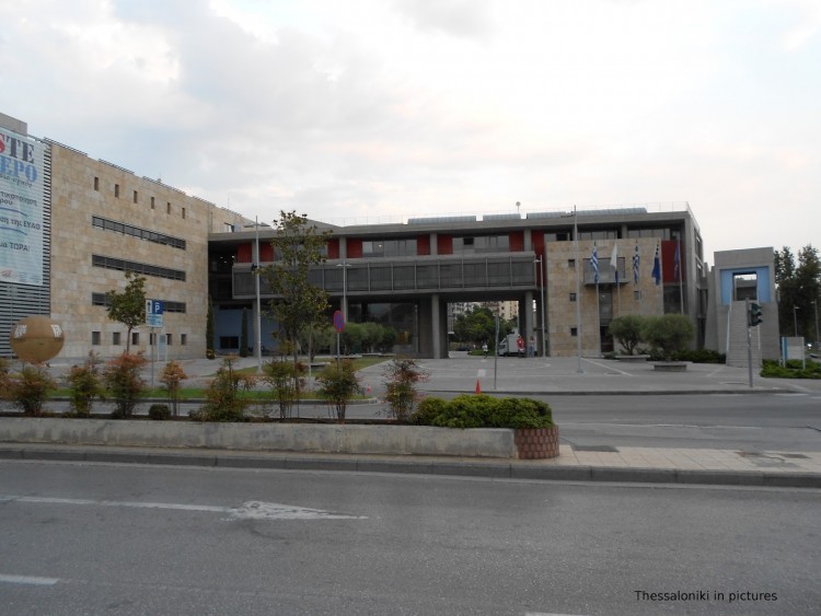 Απάντηση του Δήμου Θεσσαλονίκης για τον τραυματισμό μαθητών από πτώση ανεμιστήρα οροφής