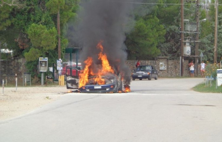 Φωτιά σε ΙΧ αυτοκίνητο που κινούνταν στην Παραλία Γερακινής (Φωτο)