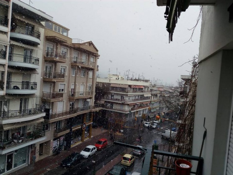 Χιονίζει και στο κέντρο της Θεσσαλονίκης (φωτο)